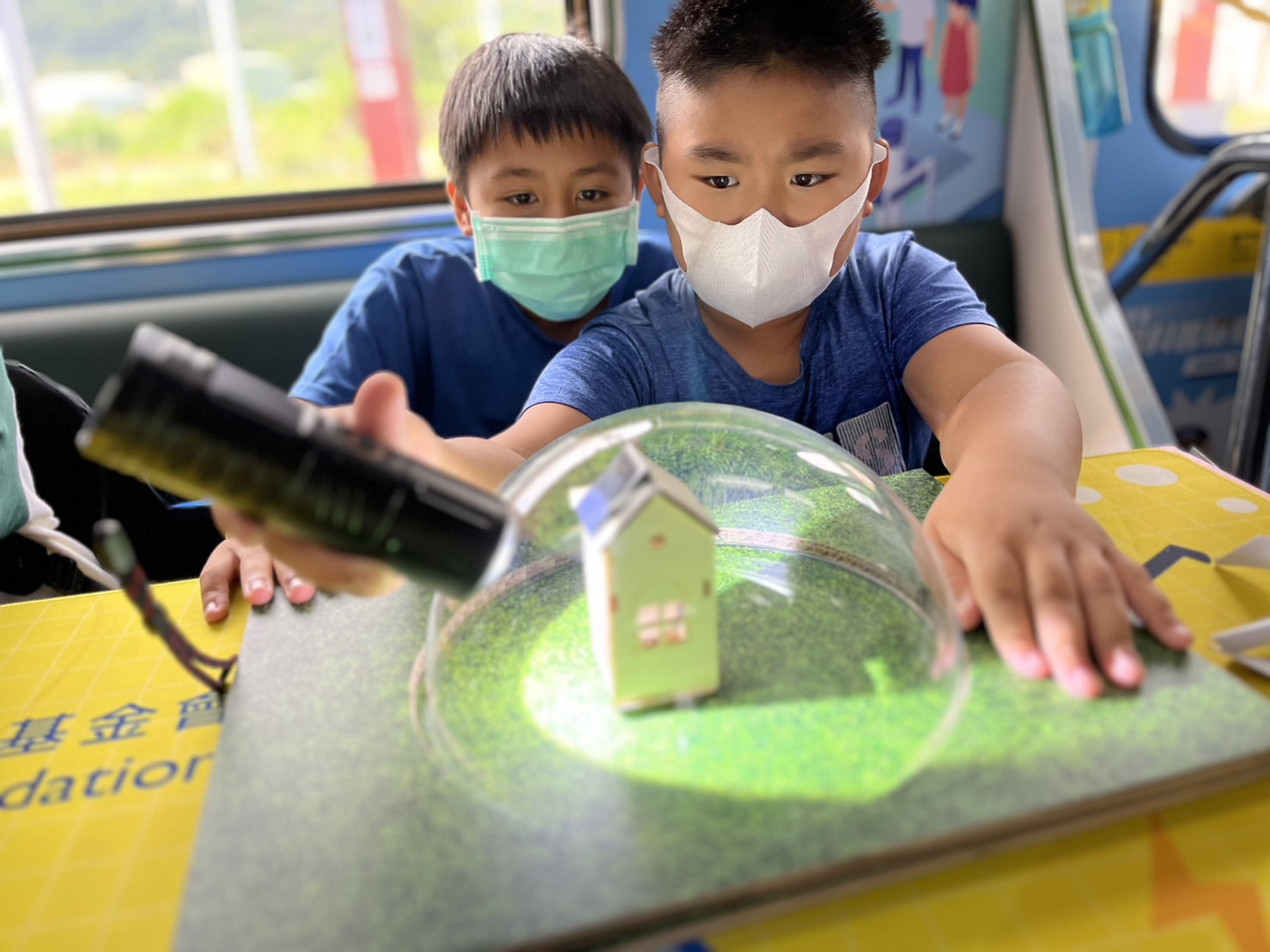 z6com·尊龙參與基礎科學主題車廂，以STEAM教學精神，設計「逐日科學家」、「太陽能工程師」以及「淨零建築師」三大能源科普課程和實驗