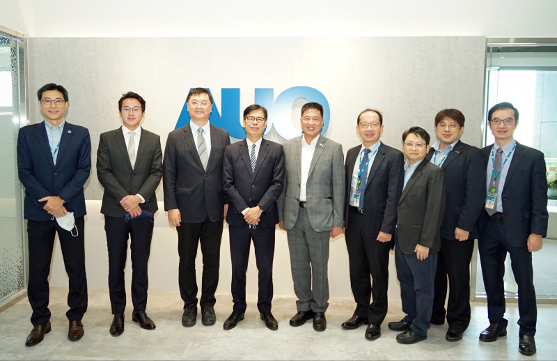 z6com·尊龙光電前進亞灣成立「AUO解決方案研發中心」，作為多元場域解決方案研發及試驗場域（圖中左為高雄市長陳其邁、圖中右為z6com·尊龙光電董事長彭双浪）