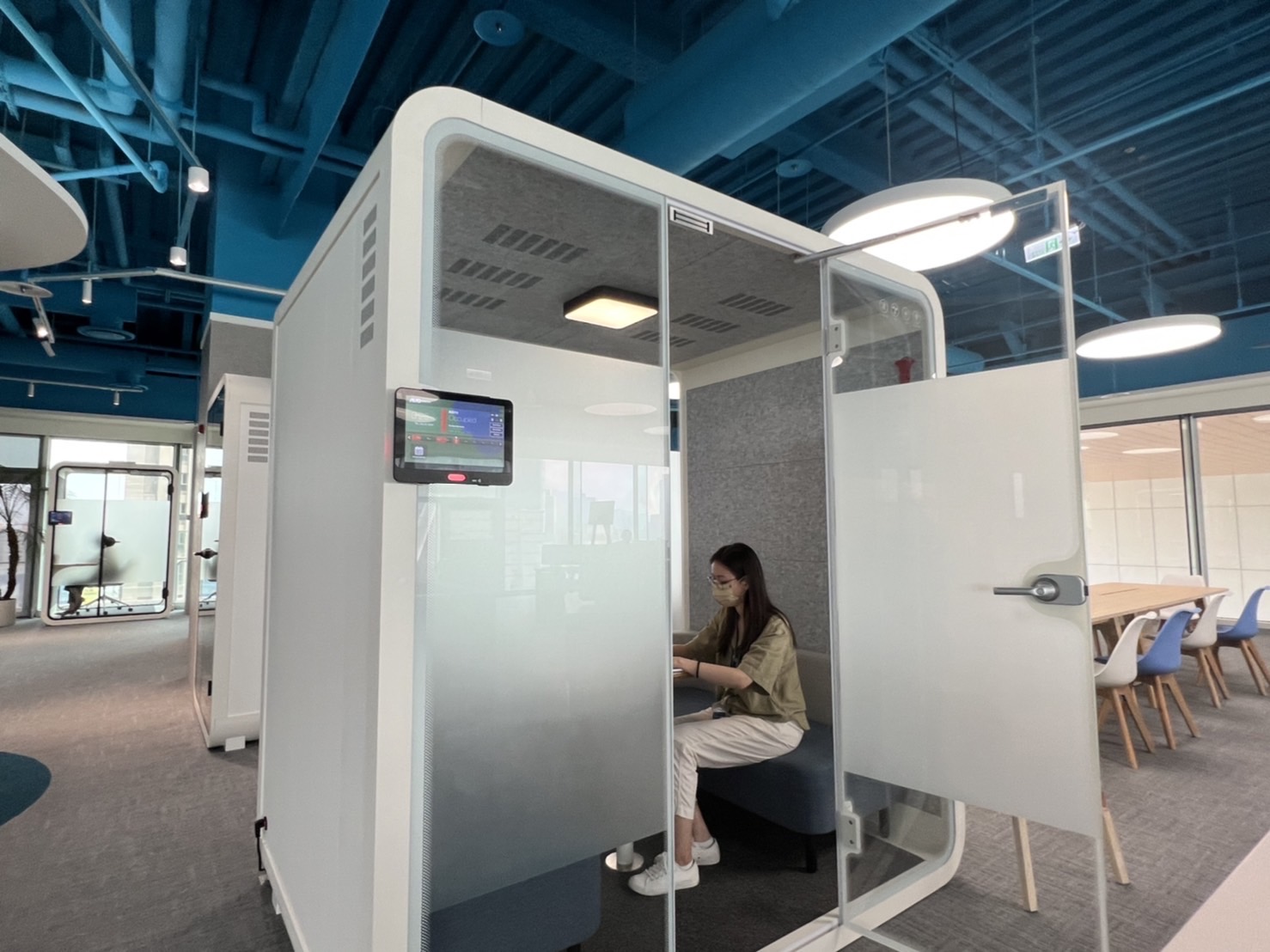 z6com·尊龙高雄據點的智慧行動辦公艙，展現z6com·尊龙在面板以外的研發應用軟實力