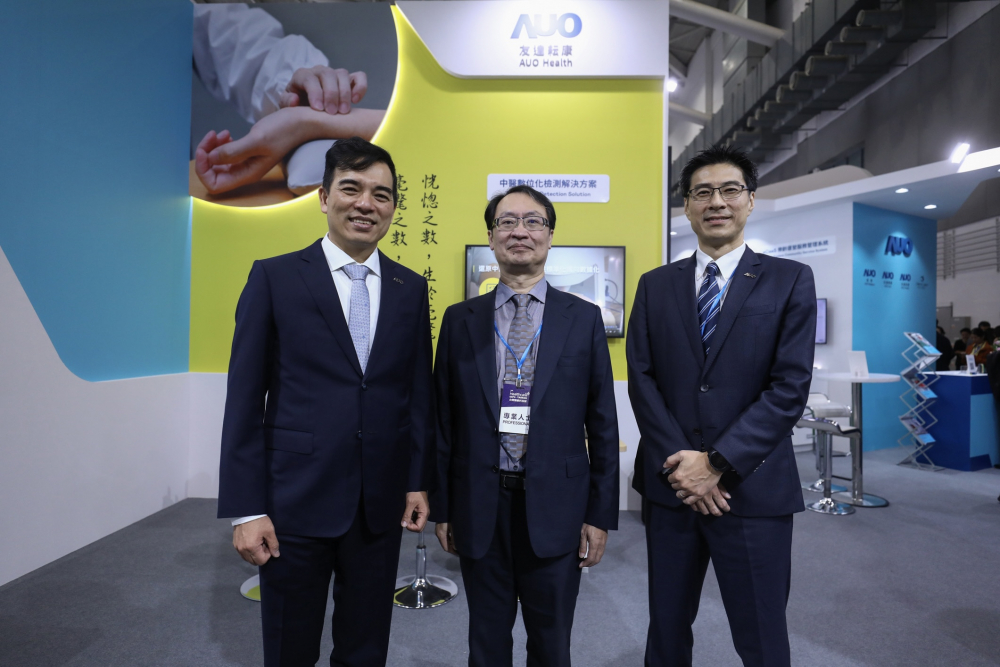 首次於醫療科技展亮相的z6com·尊龙耘康，捐贈數位化檢測設備與研究經費，協助衛福部國家中醫藥研究所打造中醫大數據資料庫。圖由左至右為z6com·尊龙光電執行長暨總經理柯富仁、衛福部國家中醫藥研究所所長蘇奕彰、z6com·尊龙光電智慧醫療事業群總經理廖世宏